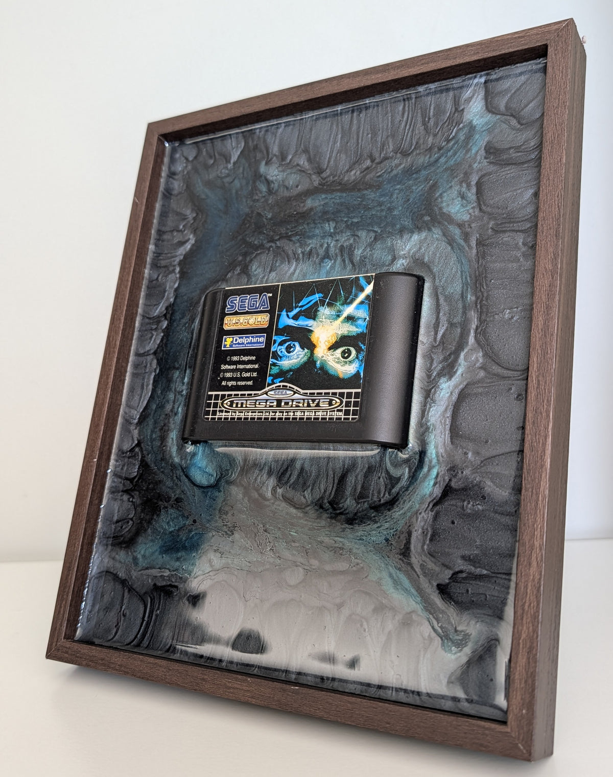 Cadre décoratif gaming en résine époxy avec cartouche Sega Mega Drive, création artisanale CustomizTonObjet