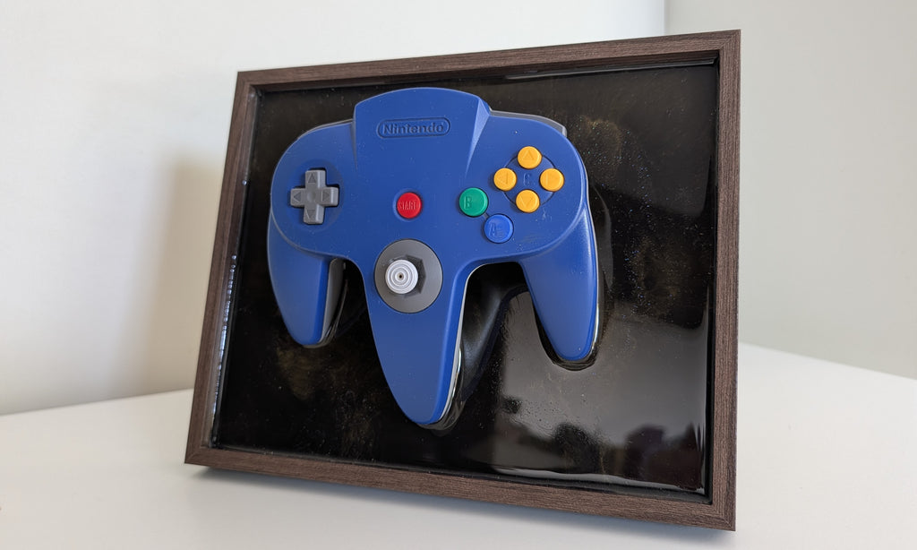 Cadre gaming Nintendo 64 avec véritable manette et résine époxy noire et or