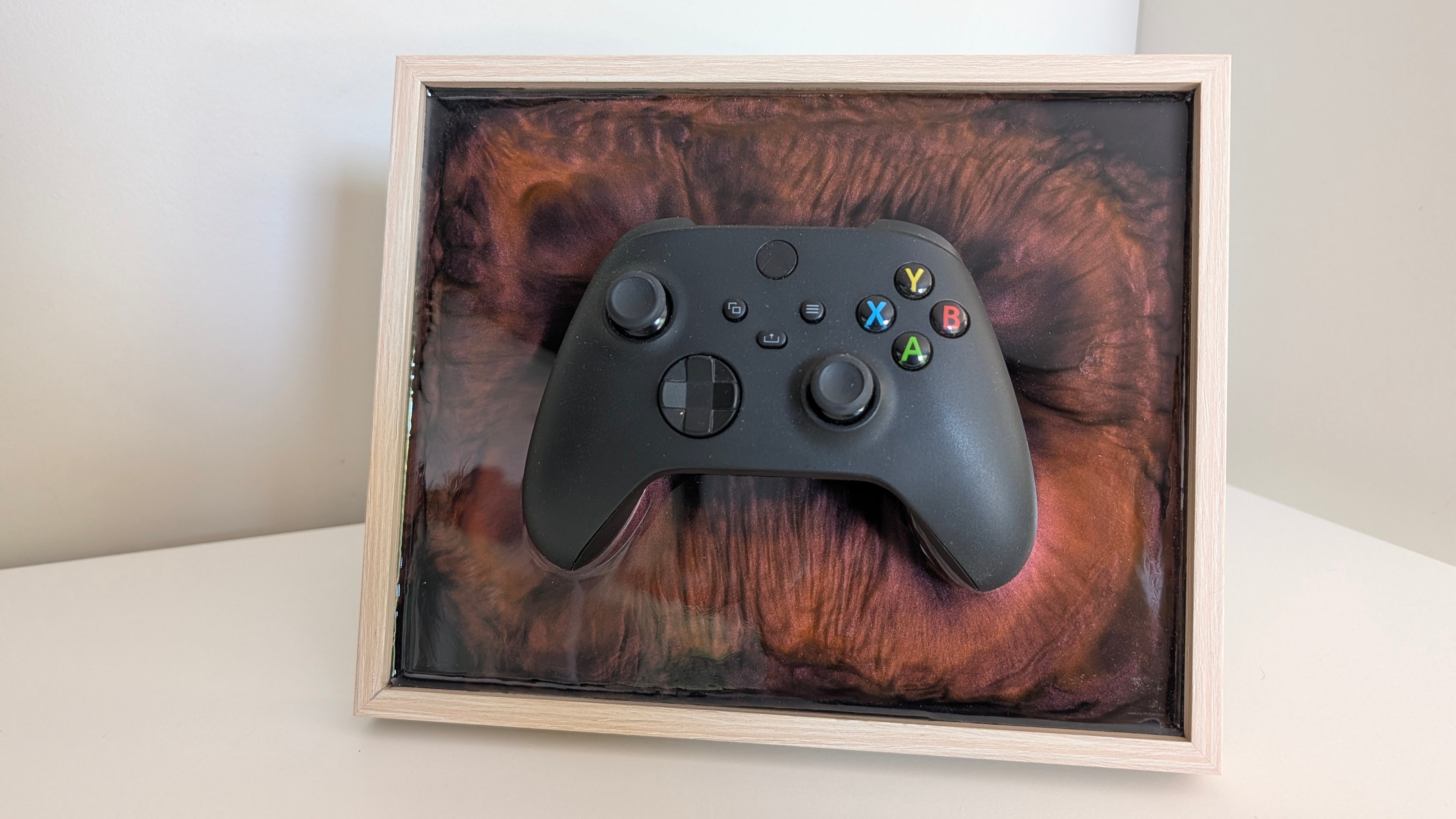 Cadre gaming avec véritable manette Xbox et résine époxy noire et bronze cuivré