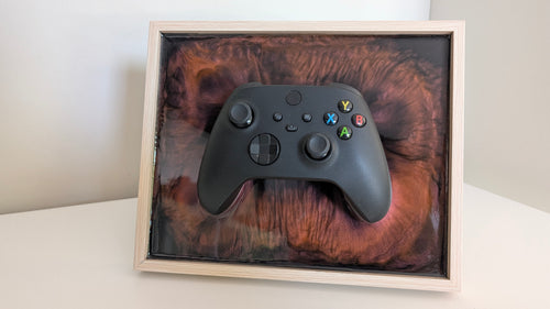 Cadre gaming avec véritable manette Xbox et résine époxy noire et bronze cuivré