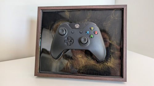 Cadre gaming Xbox en bois marron foncé avec résine époxy noire et or